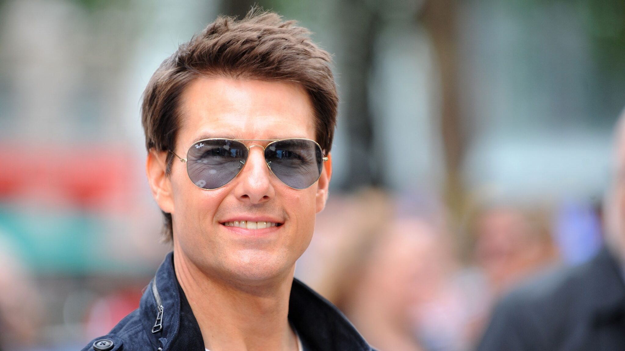 does tom cruise wear reading glasses